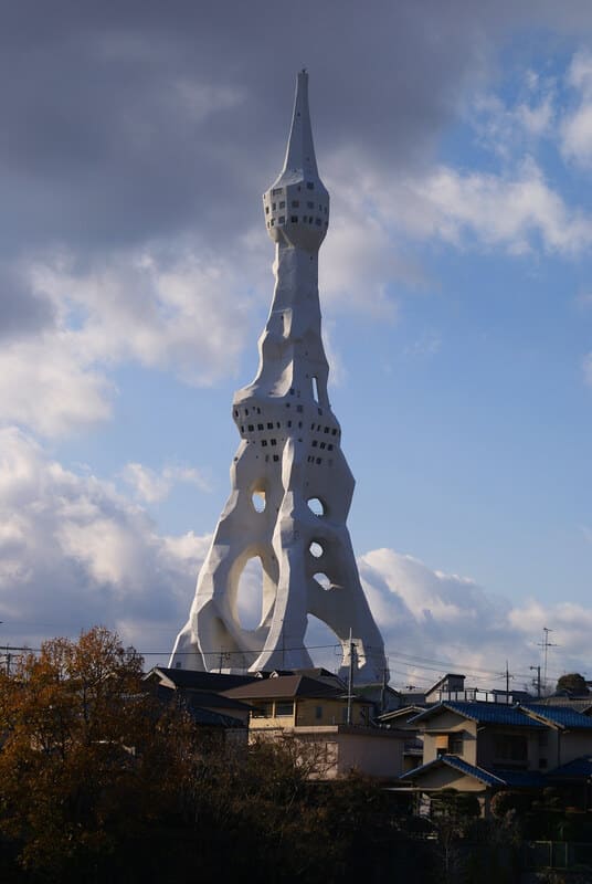 Tour cénotaphe blanche qui rappelle la forme d'un doigt pointé vers le ciel